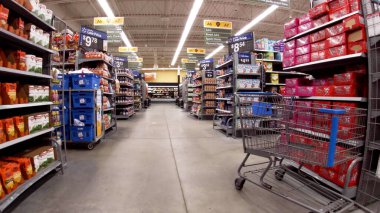 Augusta, Ga USA - 02-21-22: Walmart perakende mağazasının içi boş arka koridor
