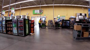 Augusta, Ga USA - 02-21-22: Walmart perakende satış mağazası iç işleri ve insanlar
