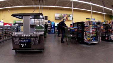 Augusta, Ga USA - 02-21-22: Walmart perakende satış elemanları çıkış kuyruğunda