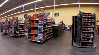 Augusta, Ga USA - 02-21-22: Walmart perakende mağazasının iç şeker rafları kasada sergileniyor