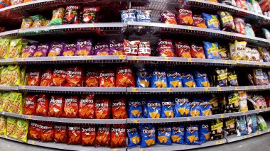 Augusta, Ga USA - 02: 21 22: Walmart perakende satış mağazası iç tuzlu cips Doritos