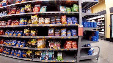 Augusta, Ga USA - 02: 21 22: Walmart perakende satış mağazası iç çip bölümü