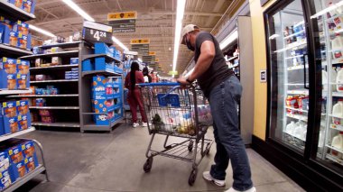 Augusta, Ga USA - 02: 21 22: Walmart perakende satış mağazası iç işçisi süt alışverişi