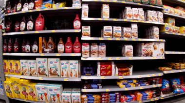 Augusta, Ga USA - 02: 21 22: Walmart perakende satış mağazası iç dondurma bölümü