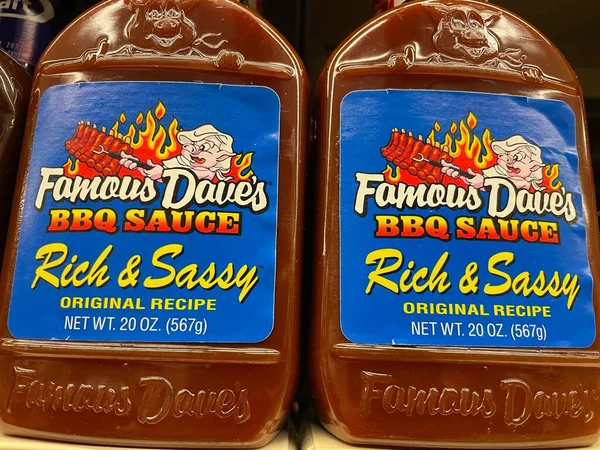 Augusta, Ga USA - 03 17 22: Ünlü Daves BBBQ sosu perakende rafında