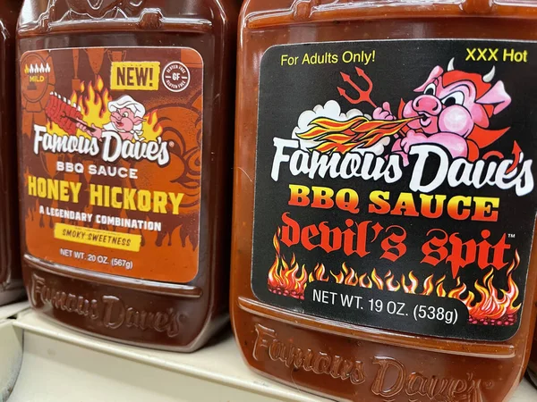 Augusta, Ga USA - 03 17 22: Ünlü Daves BBBQ sosu perakende rafında