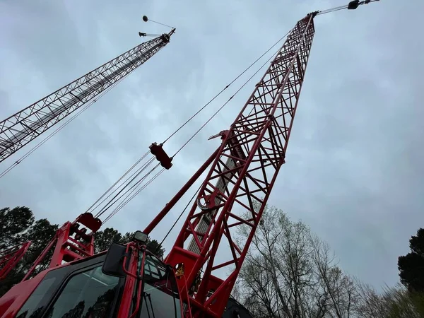 Augusta, Ga USA - 03 19 22: Manitowoc Kırmızı Turna İnşaat Sahnesi Yağmurlu bir günde iki patlama ve gökyüzü