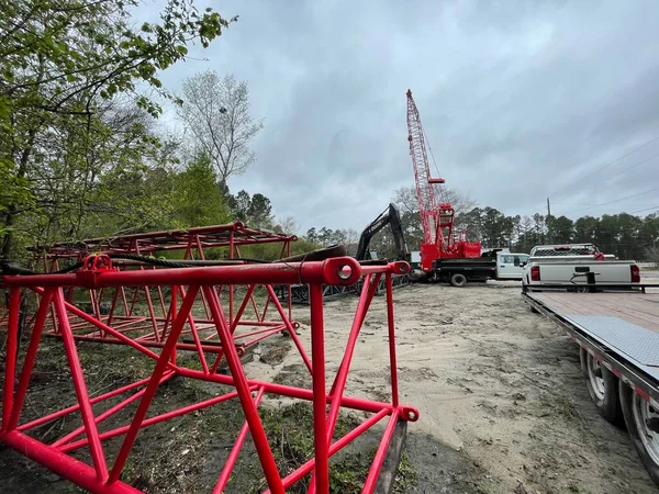 Augusta, Ga USA - 03 19 19 22: Manitowoc Kırmızı Turna İnşaat Sahnesi Yağmurlu bir hava manzarası