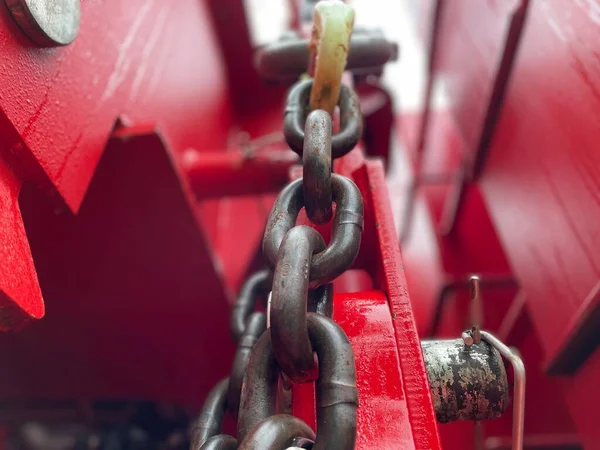 Augusta, Ga USA - 03 19 19 22: Manitowoc Kırmızı Turna İnşaat Sahnesi Bulutlu Yağmurlu Gün Zinciri