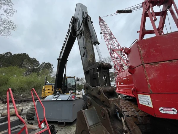 Augusta, Ga USA - 03 19 19 22: Manitowoc Kırmızı Turna İnşaat Sahnesi Yağmurlu bir gün manzarası