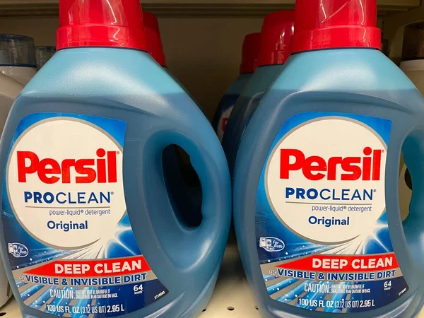 Augusta, Ga USA - 03: 13: 22: Perisil perakende mağazasındaki çamaşır deterjanı