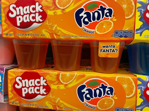 Grovetown, Ga USA - 03 19 22: Perakende mağazası rafları raflar rafları Fanta Jello paketleri