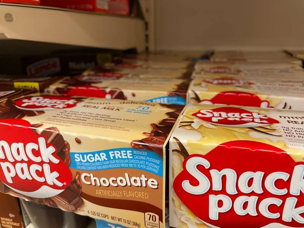 Grovetown, Ga USA - 03 19 19 22: Perakende mağazası rafı rafı atıştırmalık paketleri en üst görüşlü puding bardakları