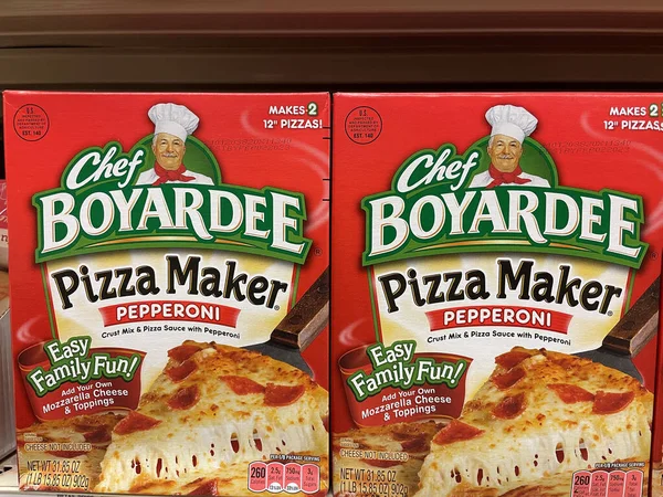 Augusta, Ga USA - 03 10 22: Bir perakende mağazasının rafında pizza sosu setleri Şef Boyardee