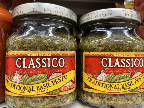 Augusta, Ga USA - 03 10 22: Pizza sosu kitleri bir perakende mağazasında Classico 'nun kavanozunda