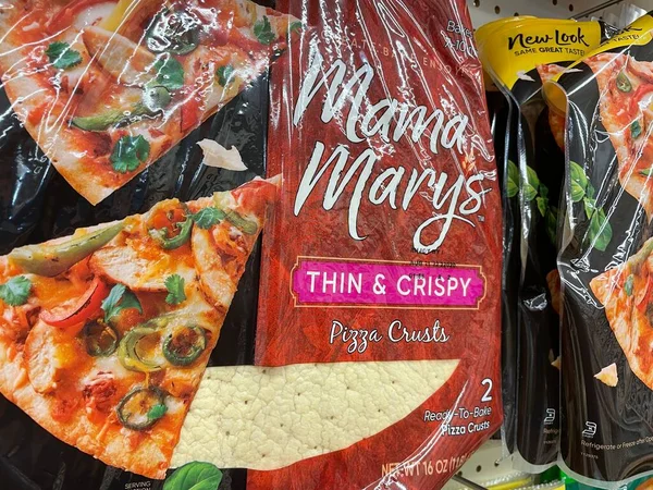 Augusta, Ga USA - 03 10 22: Pizza sosu kitleri perakende rafında Mary Marys pizza kabuğu ince