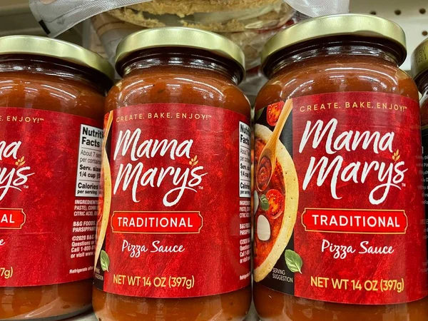 Augusta, Ga USA - 03 10 22: Bir perakende mağazasının rafında pizza sosu setleri