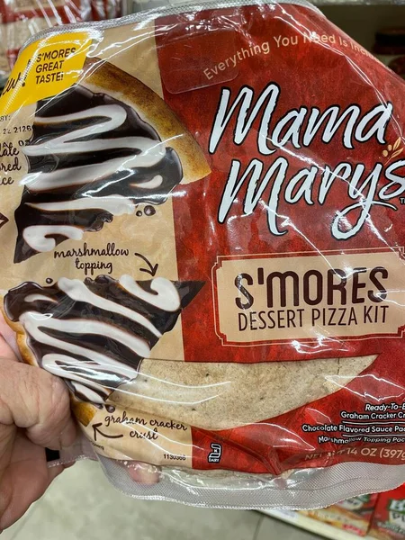 Augusta, Ga USA - 03 10 22: Bir perakende mağazasının rafında pizza sosu setleri Mary Marys 'in pizza hamurlu çöreklerini tutuyor.
