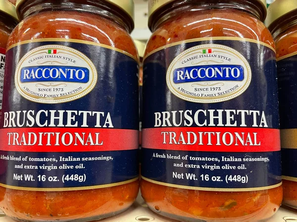 Augusta, Ga USA - 03 10 22: Pizza sosu kitleri bir perakende mağazasının rafında geleneksel Racconto Hughchetta kavanozlarında