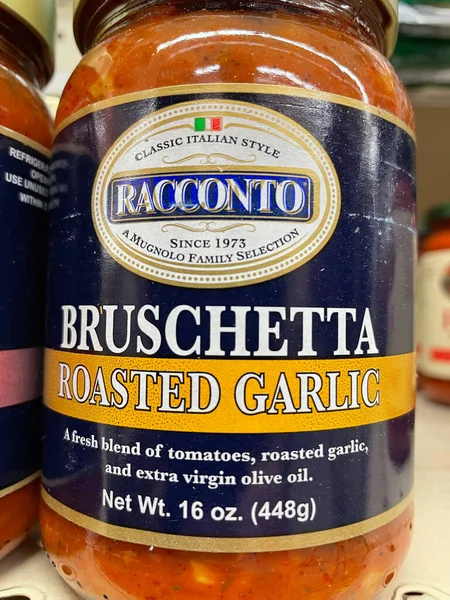 Augusta, Ga USA - 03 10 22: Pizza sosu kitleri bir perakende mağazasının rafında Racconto 'nun sarımsak kavanozlarında