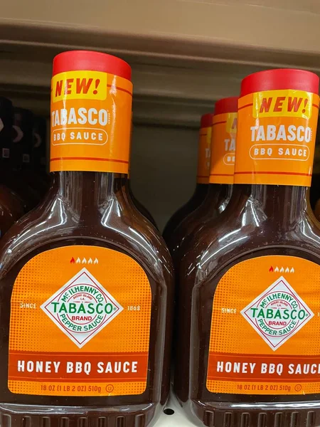Grovetown, Ga USA - 03 19 22: Perakende mağaza rafı Tabasco Barbekü sosu ön görünüm