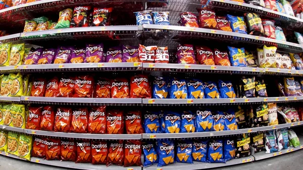 Augusta, Ga USA - 02: 21 22: Walmart perakende satış mağazası iç tuzlu cips Doritos