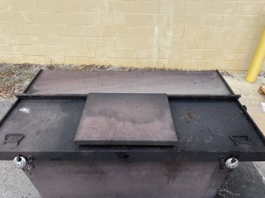 Burke County, Ga USA - 01 25 21: Kilitli katı atık sıkıştırıcısı