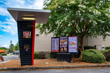 Augusta, Ga USA - 07 25 21: Burger King fast food restoranının dış sürücüsü hoparlör kutusundan sipariş veriyor