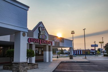 Augusta, Ga USA - 07: 25 Chuck E. Cheese 's Pizza ve atari salonu güneşinin parlaması