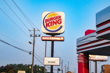 Augusta, Ga USA - 07 25 21: Burger King fast food restoranı dış sokak tabelası