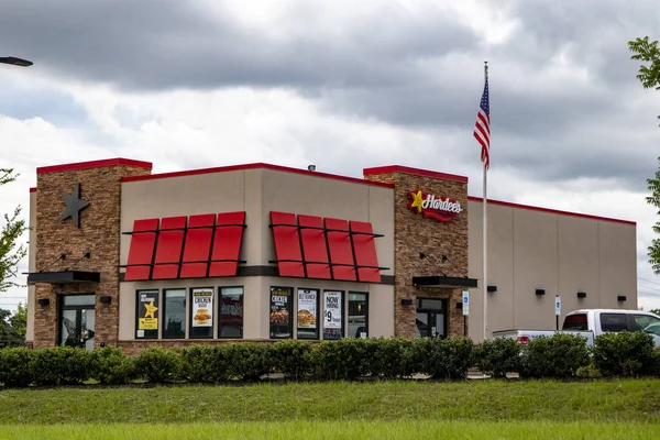 Augusta, Ga USA - 07 25 21: Hardees fast food restoranının köşesi