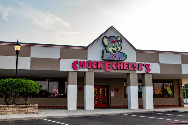 Augusta, Ga USA - 07 25: 21 Chuck E Cheese 's Pizza ve atari salonu ön girişi