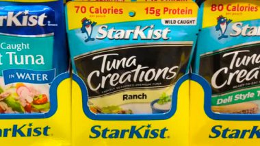 Grovetown, Ga USA - 05 10 22: Starkist Tuna kesesi bir mağazanın rafında 