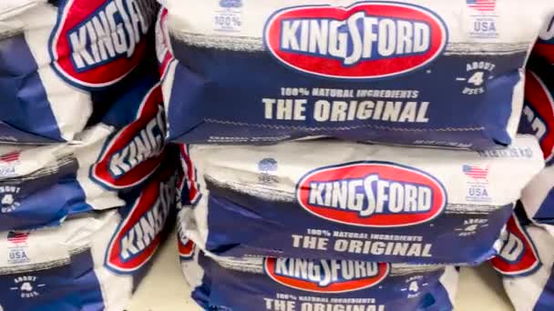 Grovetown Usa Sacos Carvão Kingsford Empilhados Prateleira — Vídeo de Stock