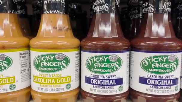 Grovetown Usa Sticky Fingers Barbecue Sauce Variety Store Shelf — Stock Video