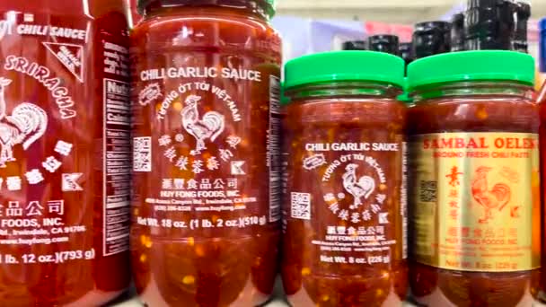 Grovetown Usa Spicy Asian Sauces Retail Shelf — ストック動画