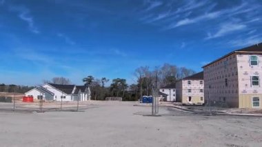 Augusta, Ga USA - 02-26-22: açık çit alanı ve inşaat halindeki birçok yeni apartman binası Barton Chapel yolu