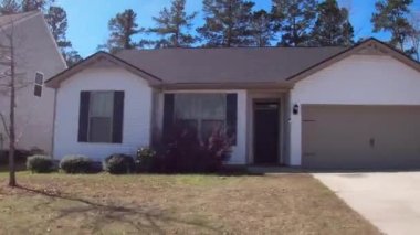 Columbia County, Ga USA - 02: 26 22: Pan modern güney evleri Gürcistan 'da bir banliyö mahallesinde parlayan güneşli arabalarda