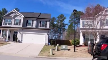 Columbia County, Ga USA - 02 26 22: Pan modern güney evleri Gürcistan 'da bir banliyö otomobil basketbol kalesinde