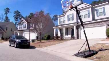 Columbia County, Ga USA - 02: 26 22: Slow Pan modern güney evleri Georgia 'nın banliyölerinde