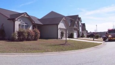 Columbia County, Ga USA - 02 26 22: Pan İtfaiye Aracı Georgia 'da bir banliyö mahallesindeki bir evde