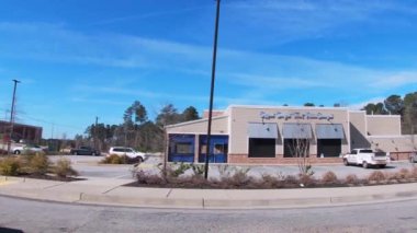 Columbia County, Ga USA - 02-26-22: Geçen beyaz bir araba ve Docs Portside ızgara ve Lewiston yolu