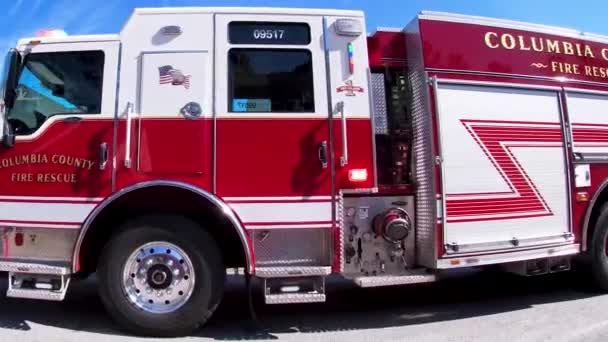 Columbia County Usa Pan Firetruck Flashing Lights Home Suburban Neighborhood — Stockvideo