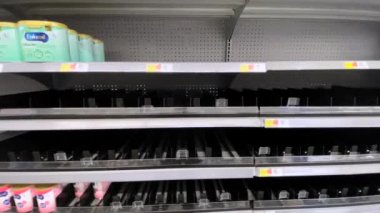 Grovetown, Ga USA - 05: 13: 22: Walmart Perakende mağazası Bebek Formülü bölümü tavası boş raflar Abbott Recall