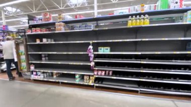Grovetown, Ga USA - 05: 13: 22: Walmart Perakende mağazası Bebek Formülü bölümü geniş tava boş raflar sınırlı Abbott Recall