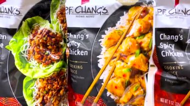 Grovetown, Ga USA - 05: 13 22: P.F. Changs bir perakende mağazasının rafında sos kesesi yapıyor.