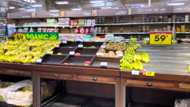 Grovetown Usa Kroger Retail Store Produce Banana Display Price People — Stockvideo