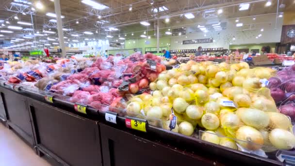 Grovetown Usa Kroger Retail Store People Produce Bagged Onion Display — Stockvideo