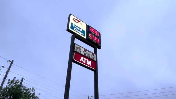 Augusta Usa Gas Price Gas Station Rain Hwy — Stockvideo