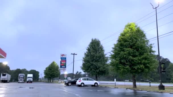 Augusta Usa Gas Price Gas Station Highway Traffic Rain Hwy — 图库视频影像